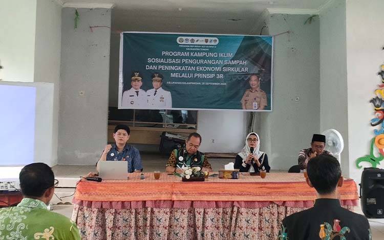 Lurah Kalampangan Yunita Martina saat menyampaikan sambutannya dalam kegiatan program kampung iklim sosialisasi pengurangan sampah dan peningkatan ekonomi sirkular melalui prinsip 3R (Foto : PATHUR)
