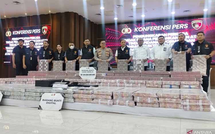 Pejabat pada Direktorat Tindak Pidana Ekonomi Khusus (Dittipideksus) Bareskrim Polri bersama pejabat pada PPATK dan Kejaksaan Agung menunjukkan barang bukti uang senilai Rp204 miliar dalam kasus pembobolan bank dalam konferensi pers di Gedung Bareskrim Polri, Jakarta, Kamis (25/9/2025). (ANTARA/Nadia Putri Rahmani)