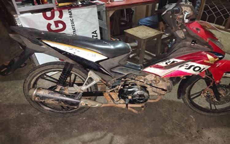 Motor tadahan Honda Blade yang telah diamankan Satreskrim Polres Kapuas, di kediaman Z dj Kertak Hanyar, Kalsel pada 19 September 2025. (Humas Polres Kapuas)
