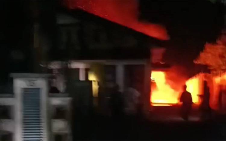 Kebakaran yang terjadi di sebuah rumah yang berlokasi Jalan Malijo, RT 13, Kelurahan Madurejo, Kamis malam, 25 September 2025.