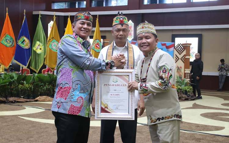 Bupati Barito Timur, M Yamin, menerima penghargaan dari Kejaksaan Agung Republik Indonesia atas upaya Pemerintah Kabupaten Barito Timur dalam mencegah penyimpangan pengelolaan keuangan desa dan pengelolaan koperasi desa/kelurahan melalui program pengawasan yang efektif. (FOTO: IST)