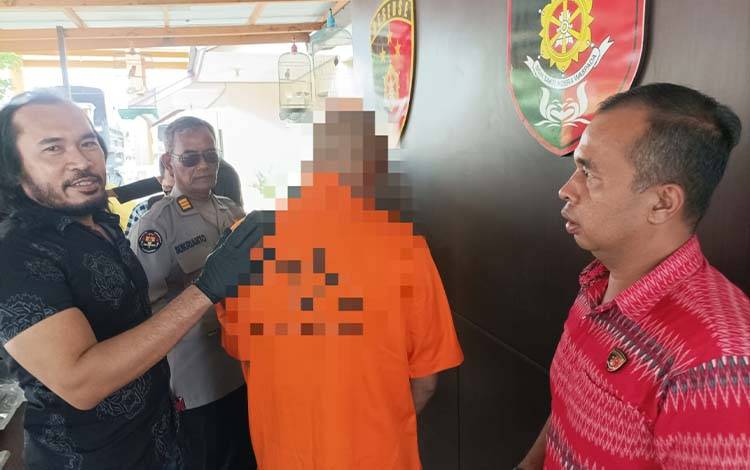 Kanit Jatanras Polresta Palangka Raya Iptu Helmi Hamdani saat berdialog dengan pelaku SU (Foto: PATHUR)
