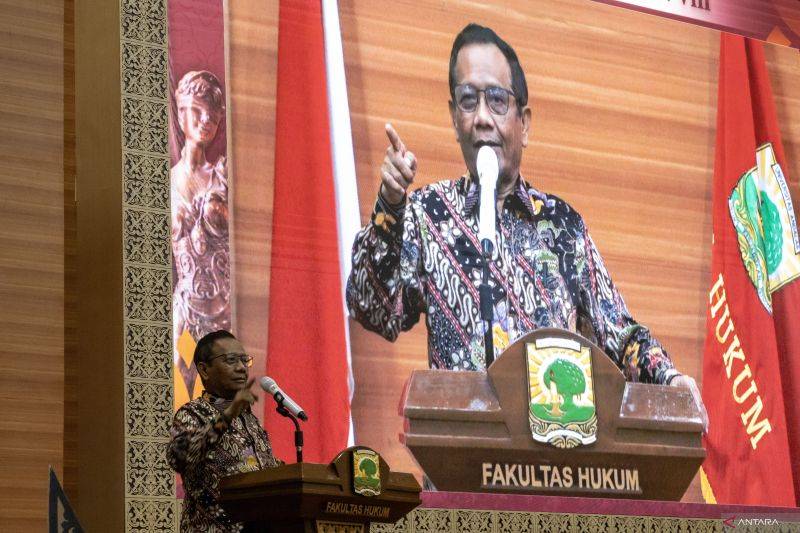 Eks Menteri Koordinator Bidang Politik, Hukum dan Keamanan (Menkopolhukam) Prof Mahfud Md memberikan kuliah di Universitas Andalas, Kota Padang, Sumatera Barat, Jumat (26/9/2025). ANTARA/Muhammad Zulfikar