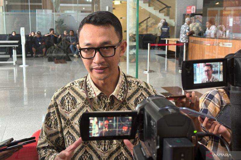 Juru Bicara Komisi Pemberantasan Korupsi Budi Prasetyo memberikan keterangan di Gedung Merah Putih KPK, Jakarta. (ANTARA/Rio Feisal)