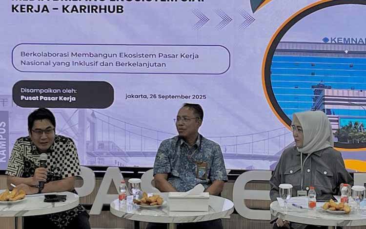 (Kiri ke kanan) Kepala Pusat Pasar Kerja Kemnaker Surya Lukita Warman, Direktur Bina Pengujian Keselamatan dan Kesehatan Kerja Kemnaker Muchamad Yusuf, dan Direktur Bina Penempatan Tenaga Kerja Khusus Kemnaker Anggun Sintana dalam media briefing di Kantor Pasar Kerja Kemnaker di Jakarta, Jumat (26/9/2025). (ANTARA/Arnidhya Nur Zhafira)