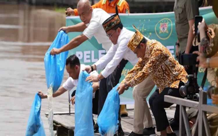 Ketua DPRD Palangka Raya, Subandi saat mengikuti restocking atau penebaran kembali benih ikan di habitat alami bersama Pemerintah daerah