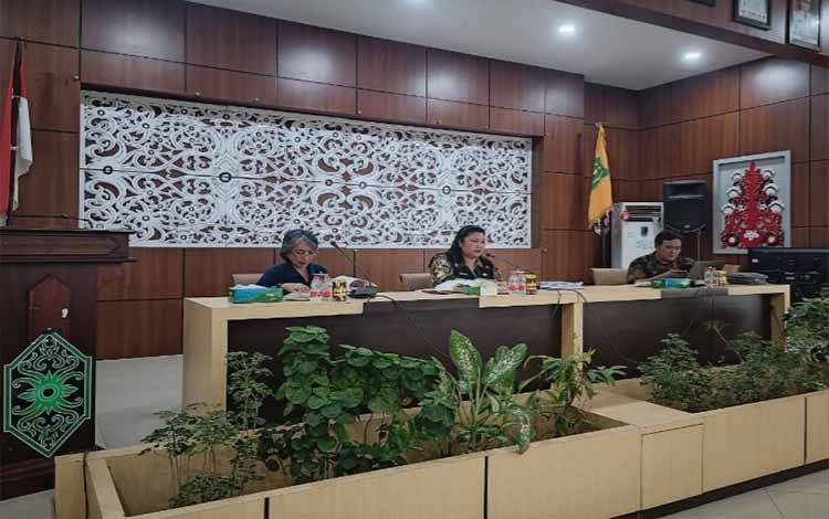 Bupati Kapuas melalui Asisten II Bidang Perekonomian dan Pembangunan, Kusmiatie, memimpin kegiatan Ekspose Laporan Pendahuluan Kajian Penyusunan Integrasi Ketahanan Pangan untuk Penyangga Ibu Kota Negara (IKN) dan Rencana Aksi Stunting, yang berlangsung di Aula Bapperida, Jumat, 26 September 2025. (FOTO. Diskominfosantik Kps)