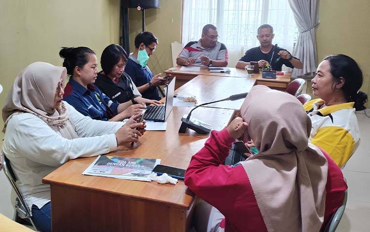 Rapat final persiapan kegiatan Hari Rabies Sedunia Kota Palangka Raya pada Jumat sore, 26 September 2025. (FOTO: TESTI PRISCILLA)