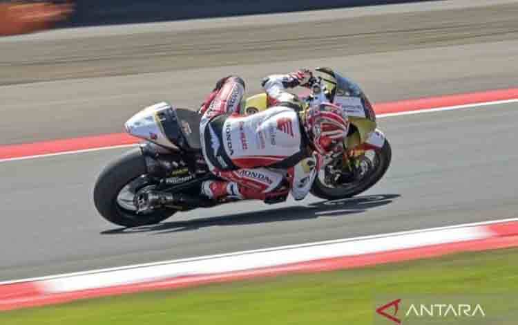 Pembalap tim Idemitsu Honda Team Asia Mario Suryo Aji memacu motornya saat mengikuti sesi practice Moto2 Pertamina Grand Prix Of Indonesia 2024 di Pertamina Mandalika International Street Circuit, Lombok Tengah, NTB, Jumat (27/9/2024). Hari pertama gelaran Pertamina Grand Prix Of Indonesia 2024 seri ke-15 itu diisi dengan latihan bebas atau free practice untuk balapan Asia Talent Cup, Moto3, Moto2 dan MotoGP. ANTARA FOTO/Ahmad Subaidi/YU