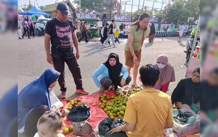 Warga Kapuas ketika menyerbu para pedagang di area CFD, Kawasan Stadion Panunjung Tarung, Kuala Kapuas, Minggu, 28 September 2025. (FOTO. Yanur)