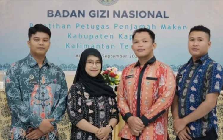 Ketua BGN Kapuas, Rayyana Aurora Nur AsySyifa bersama Tim BGN Kapuas lainnya, usai memberikan Pelatihan Petugas Penjamah Makan di Kuala Kapuas, Minggu, 28 September 2025. (FOTO. Rayyana)
