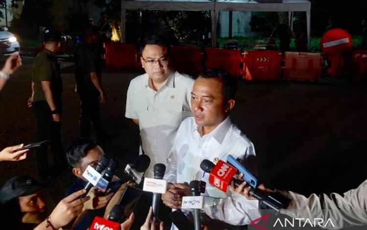 Menteri Sekretaris Negara (Mensesneg) Prasetyo Hadi (kanan), didampingi oleh Kepala Badan Komunikasi Pemerintah Angga Raka Prabowo (kiri) menjawab pertanyaan wartawan saat dia ditemui selepas rapat terbatas bersama Presiden Prabowo Subianto dan beberapa menteri di kediaman pribadi Presiden Prabowo, Jalan Kertanegara, Jakarta, Minggu (28/9/2025). ANTARA/HO-Dokumentasi Pribadi.