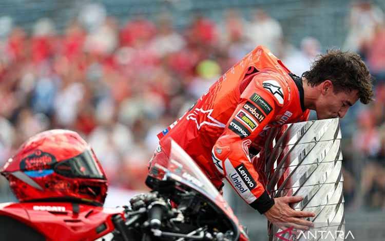 Pembalap Spanyol dari Tim Ducati Lenovo Marc Marquez mencium Trofi Juara Dunia MotoGP seusai Grand Prix MotoGP Jepang di Twin Ring Motegi, Motegi, Tochigi, Jepang, Minggu (28/9/2025). Marc Marquez resmi mengunci gelar juara dunia MotoGP musim 2025. ANTARA FOTO/Xinhua/Qian Jun/agr