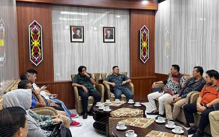 Wakil Ketua III DPRD Kalteng menerima kunjungan dari DPRD Kota Banjarmasin (Foto : PATHUR)