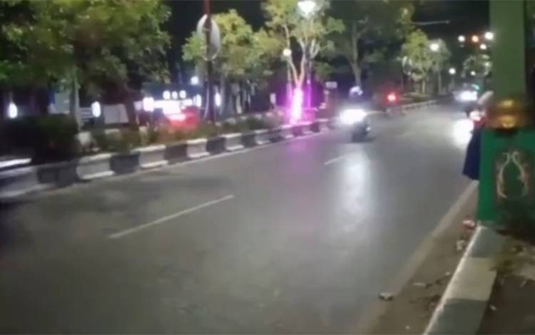 Balap liar yang terekam kamera warga di seputaran Jalan Tambun Bungai - Bundaran Kecil Taman Raja Bunu, Kuala Kapuas beberapa waktu lalu. (FOTO. IST)