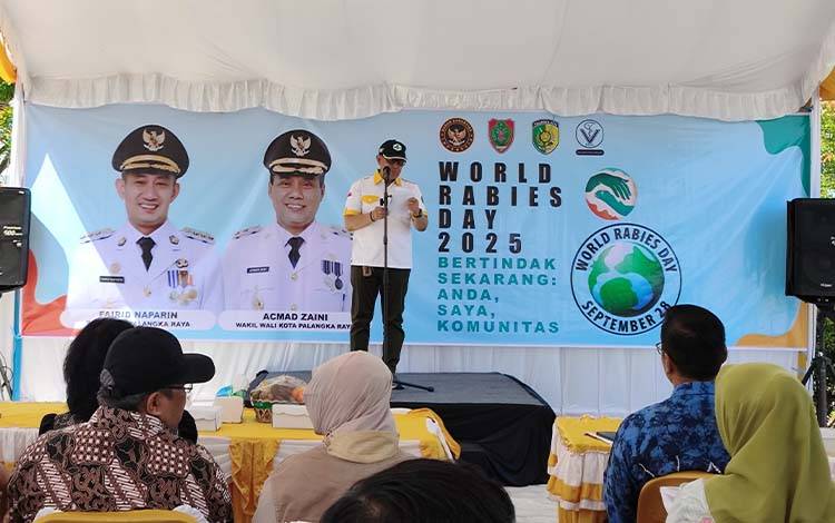 Plt Asisten Perekonomian dan Pembangunan Sekretariat Daerah Kota Palangka Raya, drg Andjar Hari Purnomo menyampaikan sambutan di Hari Rabies Sedunia 28 September 2025. (FOTO: TESTI PRISCILLA)