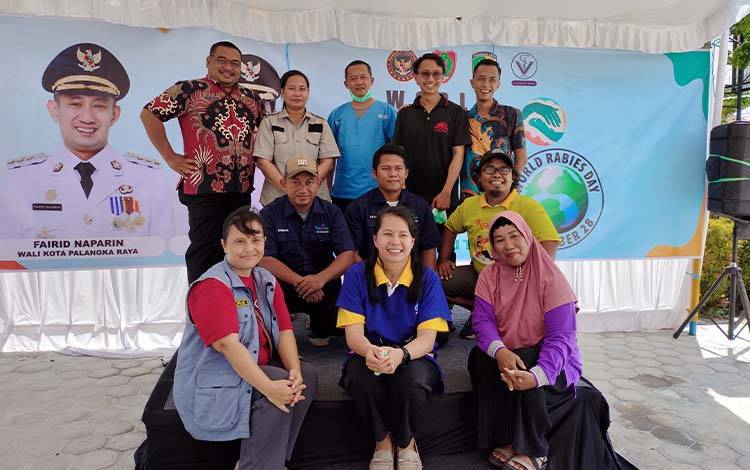 Dokter hewan dan vaksinator rabies berfoto bersama usai kegiatan Hari Rabies Sedunia pada Minggu, 28 September 2025. (FOTO: TESTI PRISCILLA)
