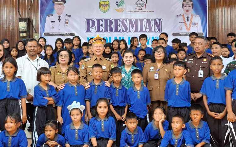 Bupati Gunung Mas Jaya S Monong, Wakil Bupati Efrensia L.P Umbing saat bersama siswa di Sekolah Rakyat dan lainnya, Senin, 29 September 2025. (FOTO: RISKA YULYANA)