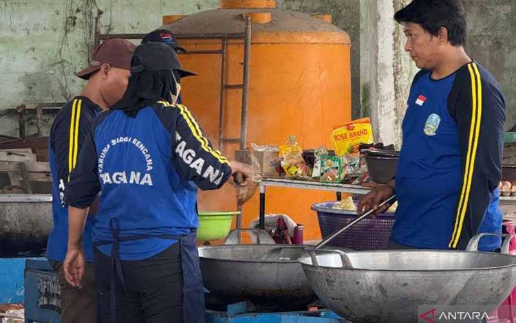 Tim Tagana Kementerian Sosial mendirikan dapur umum yang mampu memasak hingga 1.000 porsi dalam sekali masak untuk membantu penanganan korban ambruknya bangunan Pondok Pesantren Al Khoziny di Buduran, Sidoarjo, Jawa Timur, Selasa (30/9/2025). ANTARA/HO-Kemensos