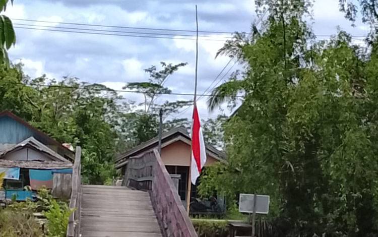 Bendera merah putih dikibarkan setengah tiang di Kelurahan Panamas, Kuala Kapuas, Selasa, 30 September 2025. (FOTO. IST)