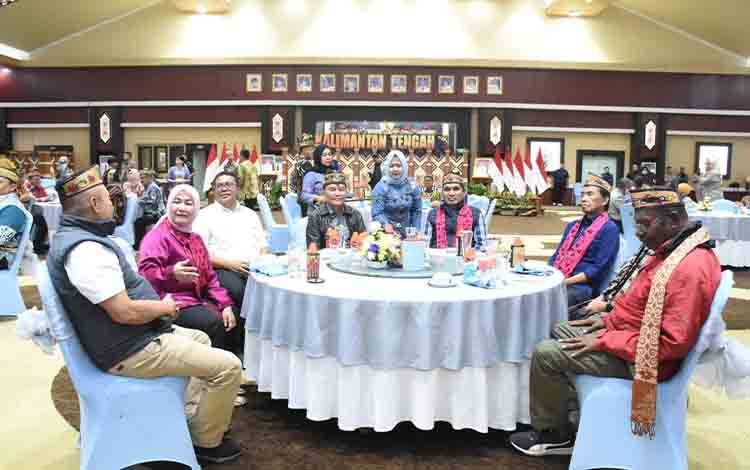 Gubernur Kalimantan Tengah (Kalteng), Agustiar Sabran duduk bersama Komisi VI DPR RI di Aula jayang Tingang. (FOTO: BIRO ADPIM SETDA KALTENG)