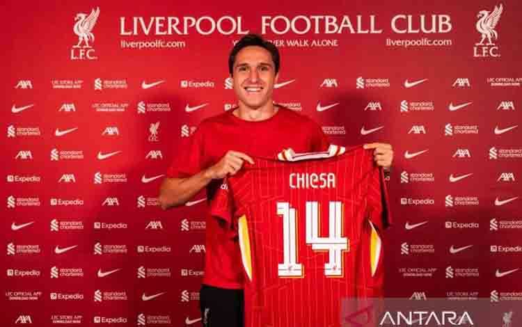 Pemain asal Italia Federico Chiesa saat diperkenalkan menjadi pemain baru Liverpool, Kamis (29/8/2024). (ANTARA/Liverpool)