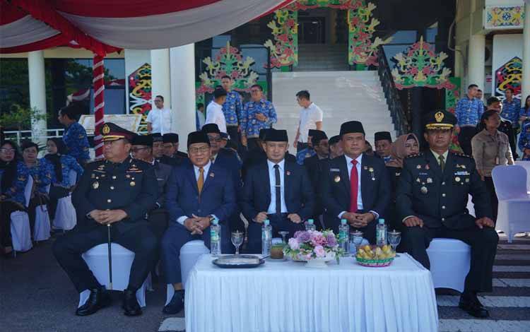 Wali Kota Palangka Raya Fairid Naparin saat mengikuti upacara gabungan memperingati hari kesaktian pancasila (Foto : IST)