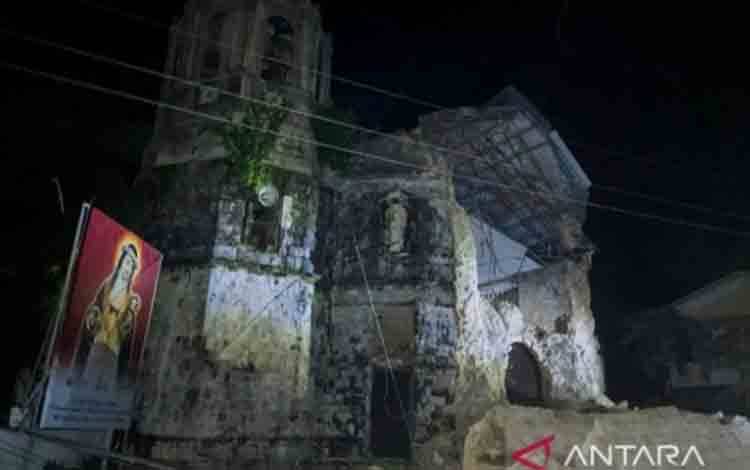 Foto yang menunjukkan sebuah gereja yang rusak akibat gempa bumi dengan magnitudo awal 6,7 di provinsi Cebu, Filipina, Selasa (30/9/2025). ANTARA/Xinhua/Stringer/aa.