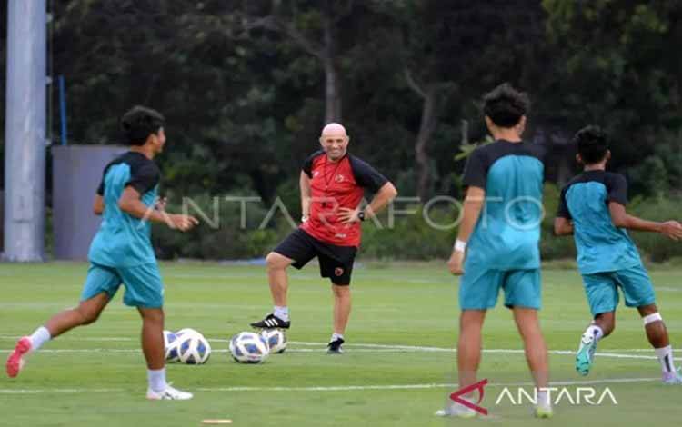Pelatih PSM Makassar Bernardo Tavares (kedua kiri) memimpin sesi latihan resmi jelang pertandingan AFC Cup di Training Center Bali United, Pantai Purnama, Gianyar, Bali. (ANTARA FOTO/Fikri Yusuf/aww.)