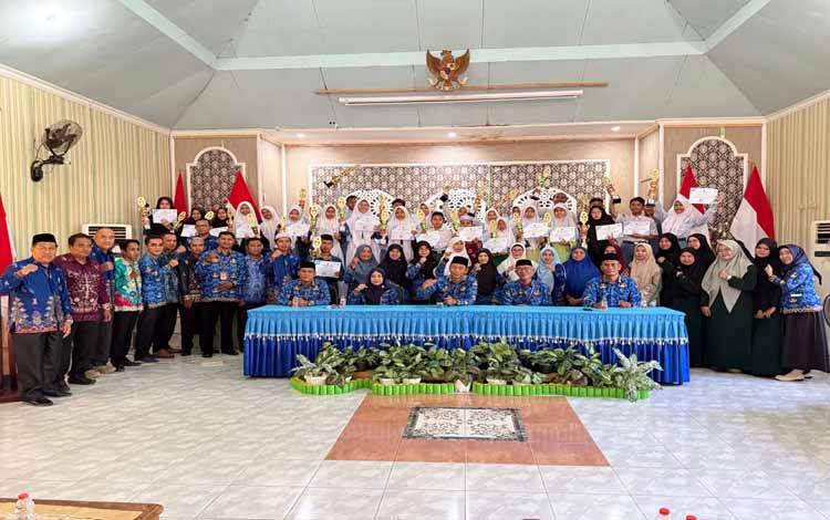 Foto bersama usai penyerahan piala dan sertifikat penghargaan bagi para juara Olimpiade Madrasah Indonesia (OMI) Tahun 2025 tingkat Kabupaten Kapuas pada Rabu, 1 Oktober 2025 di Aula Kemenag Kapuas. (FOTO. Kemenag Kps)