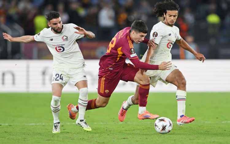 Bek sayap Lille Calvin Verdonk (kiri) berupaya untuk merebut bola dari gelandang AS Roma Matias Soule (tengah) pada pertandingan fase liga Liga Europa di Stadion Olimpico, Roma, Kamis (2/10/2025). (uefa.com)