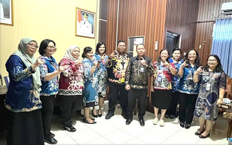 Foto bersama saat visitasi KI Kalteng ke DPMPTSP Kalteng. (FOTO: DPMPTSP KALTENG)