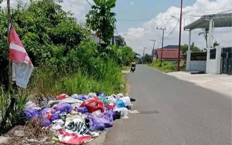 Tumpukan sampah di Gang Damai, Kuala Kapuas, Jumat, 3 Oktober 2025. (FOTO. IST)