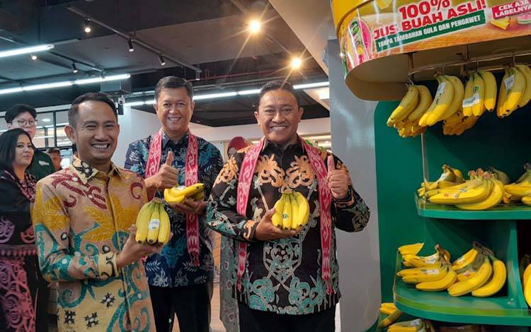 Wali Kota Palangka Raya, Fairid Naparin bersama pejabat daerah lainnya saat memegang buah pisang di Duta Mall Palangka Raya (Foto: MARINI)