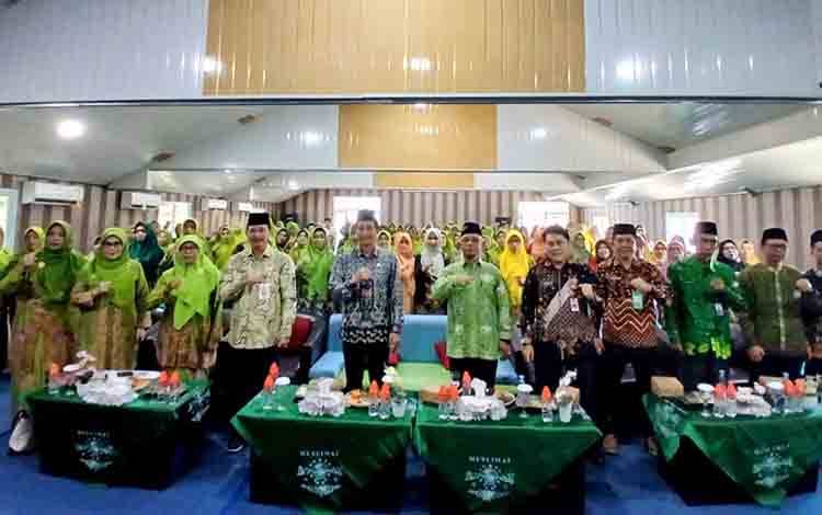 PC Muslimat NU Barito Utara, Ketua PW MNU Kalteng dan para peserta Konferensi Cabang foto bersama dengan Sekda Barito Utara Drs Muhlis, mewakili unsur FKPD, staf ahli bupati dan lainnya usai pembukaan konfercab MNU ke IX, di Aula GH Senyiur Syariah. (Foto: Dhani)