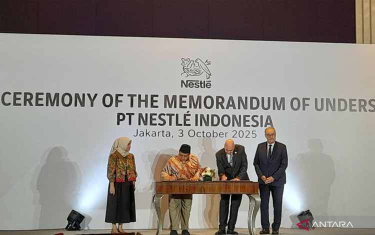 Kepala Badan Penyelenggara Jaminan Produk Halal (BPJPH) Ahmad Haikal Hasan (dua dari kiri), President Director PT Nestle Indonesia Georgios Badaro (dua dari kanan) dalam penandatanganan kesepahaman bersama terkait pemberdayaan UMKM untuk industri halal Indonesia yang lebih bersaing di Jakarta pada Jumat (3/10/2025). ANTARA/Lintang Budiyanti Prameswari