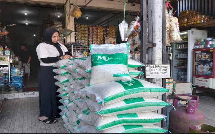 Pedagang Beras Makmur sedang mengantar pesanan pelanggannya, Sabtu, 4 Oktober 2025. (FOTO : IST)?