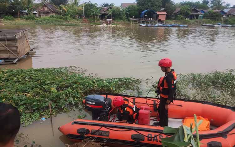 Operasi SAR untuk mencari seorang perempuan yang dilaporkan tenggelam di perairan Desa Hambuku Raya, Kecamatan Sungai Pandan, Kabupaten Hulu Sungai Utara (HSU), Kalimantan Selatan, Sabtu, 4 Oktober 2025. (FOTO. Basarnas Bjm)