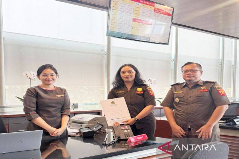 Petugas Kanwil DJP Kalselteng saat melaksanakan konseling tunggakan pajak terhadap sebuah perusahaan yang menunggak kewajiban pajaknya. (ANTARA/Firman)