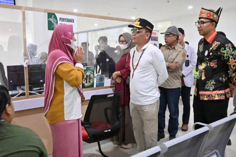 Gubernur Kalteng Agustiar Sabran berbincang dengan masyarakat yang sedang berobat di RSUD Hanau, Kabupaten Seruyan, Sabtu (4/10/2025). ANTARA/HO-Biro Adpim Pemprov Kalteng