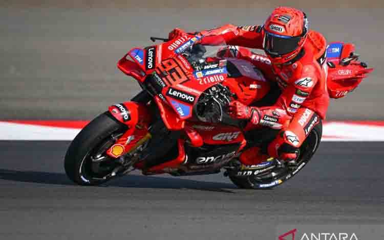 Pembalap Ducati Lenovo Team Marc Marquez memacu kecepatan sepeda motornya dalam sesi practice MotoGP Indonesia 2025 di Sirkuit Internasional Pertamina Mandalika, Lombok Tengah, Nusa Tenggara Barat, Jumat (3/10/2025). Pembalap Aprilia, Marco Bezzecchi, menjadi yang tercepat dalam sesi tersebut dengan catatan waktu tercepat satu menit 29,240 detik, sementara pembalap BK8 Gresini Racing MotoGP Fermin Aldeguer berada di peringkat dua dengan cacatan waktu 0,408 detik lebih lambat dari Bezzecchi. ANTA