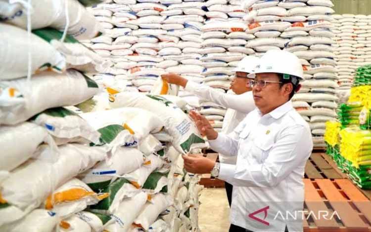 Kepala Badan Pangan Nasional (Bapanas) Arief Prasetyo Adi (kanan) meninjau Gudang Perum Bulog Gampong Siron, Aceh Besar, Aceh, Kamis (18/9/2025). (ANTARA/HO-Humas Bapanas).