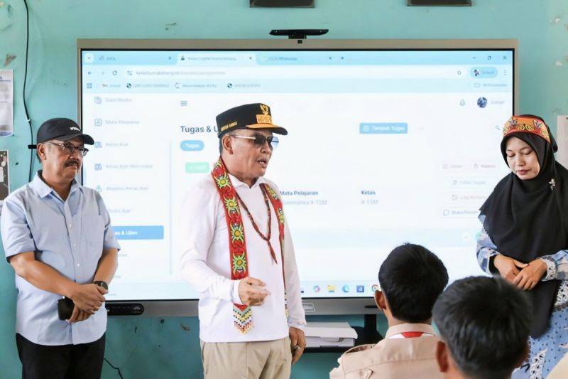 Gubernur Kalimantan Tengah Agustiar Sabran meninjau implementasi program digitalisasi pembelajaran di SMK Negeri 1 Hanau, Kabupaten Seruyan, Sabtu (4/10/2025). ANTARA/HO-Diskominfosantik Kalteng