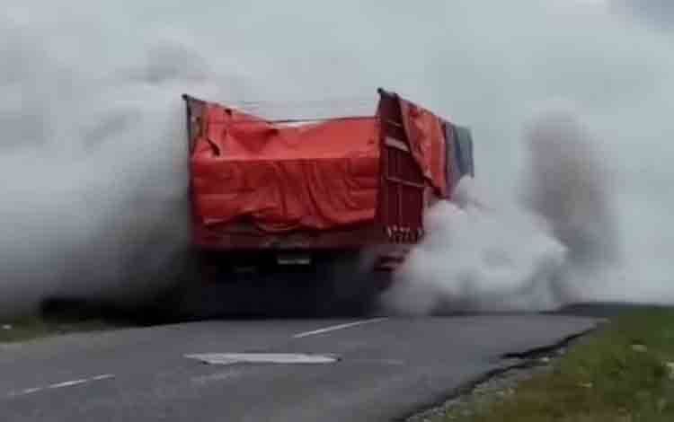 Truk berasap di Jalan lintas Tumbang Muroi, Mantangai Kapuas, Senin, 6 Oktober 2025. (FOTO. IST)