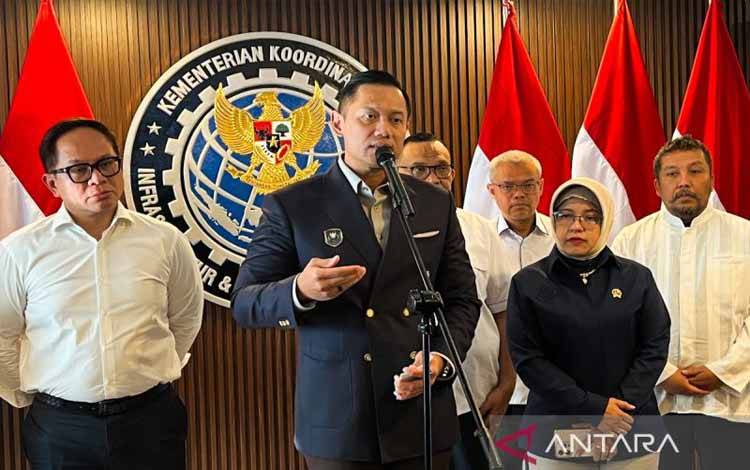 Menteri Koordinator Bidang Infrastruktur dan Pembangunan Kewilayahan Agus Harimurti Yudhoyono (AHY) memberi keterangan kepada awak media seusai memimpin Rapat Koordinasi Tingkat Menteri terkait Implementasi Rencana Aksi Nasional Penanganan Kendaraan Lebih Dimensi dan Lebih Muatan atau ODOL di Jakarta, Senin (6/10/2025). ANTARA/Harianto