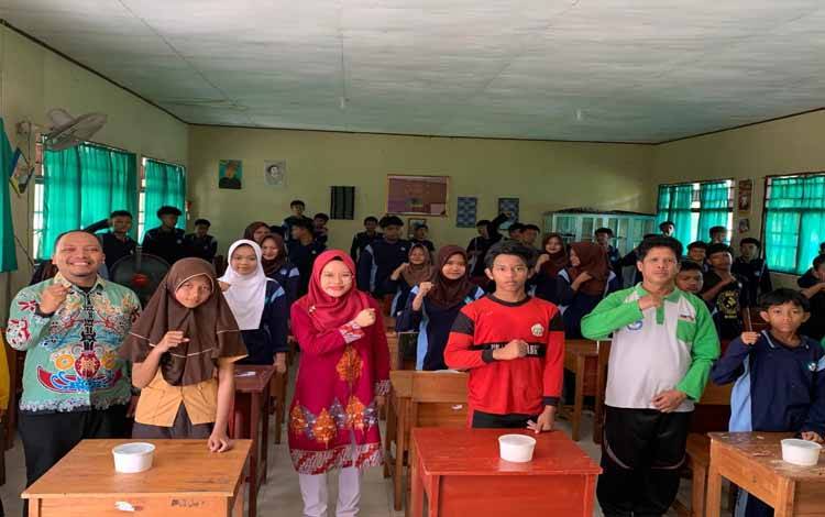 Foto bersama saat rangkaian Pengabdian Kepada Masyarakat (PKM) di SMPN 4 Palangka Raya. (FOTO:IST)