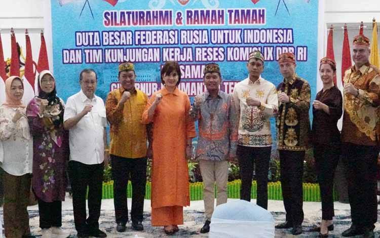 Foto bersama Duta Besar Rusia dan rombongan, serta anggota Komisi IX DPR RI, di Istana Isen Mulang. (FOTO:BIRO ADPIM SETDA KALTENG)