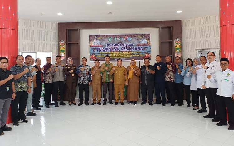 Bupati Kotawaringin Timur Halikinnor saat menyaksikan PKS antara DPMPTSP dengan berbagai instansi penyelenggara pelayanan yang tergabung dalam Mal Pelayanan Publik (MPP) Kotim, Selasa, 7 Oktober 2025. (FOTO: DEWIP)