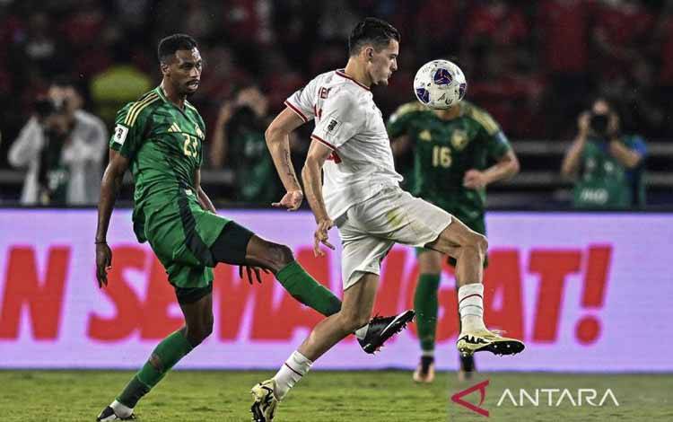 Pesepak bola Timnas Indonesia Justin Hubner (kanan) berebut bola dengan pesepak bola Timnas Arab Saudi Mohammed Kanno (kiri) pada pertandingan Grup C putaran ketiga Kualifikasi Piala Dunia 2026 Zona Asia di Stadion Utama Gelora Bung Karno, Senayan, Jakarta, Selasa (19/11/2024). ANTARA FOTO/Aprillio Akbar/Lmo/Spt/am.