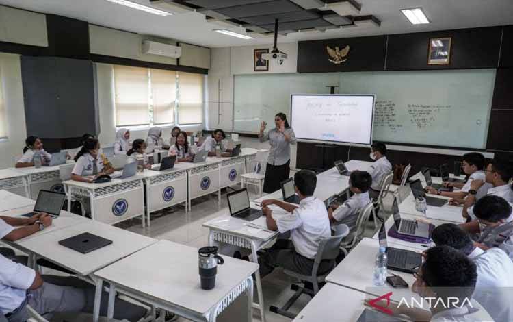 Siswa mengikuti kegiatan belajar mengajar di SMA Pradita Dirgantara, Boyolali, Jawa Tengah, Selasa (7/10/2025). ANTARA FOTO/Mohammad Ayudha/tom.